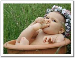 Baby-Bath_Eating-Toe